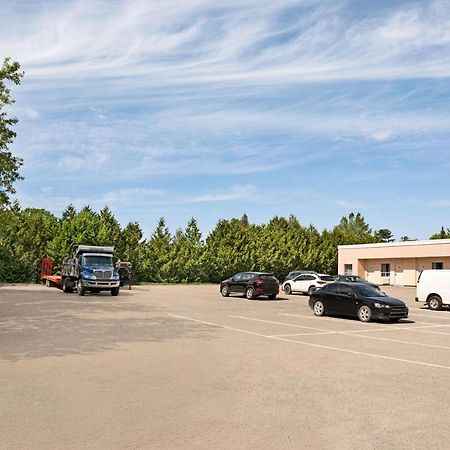 Howard Johnson By Wyndham Gravenhurst Exterior photo